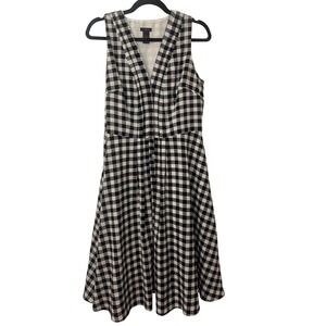 Ann Taylor black & white gingham fit-and-flare dress with a V-neckline‎ size 8